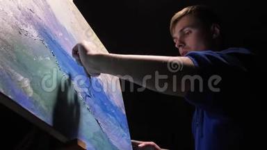 艺术家复制主义绘画海景与船在海洋。 工匠装饰师用丙烯酸油画在蓝色的海面上